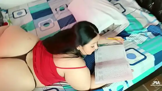 ayudo a mi hermanastra con sus tareas y ella como premio me saca toda la leche con su culazo hl 1733491092