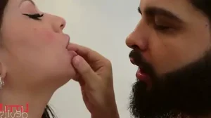 rabuda e greluda dando o cuzinho 1733490627