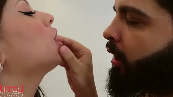 rabuda e greluda dando o cuzinho 1733490627